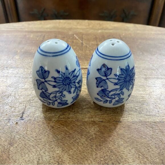 Other - Vintage blue and white egg shaped salt and pepper shakers